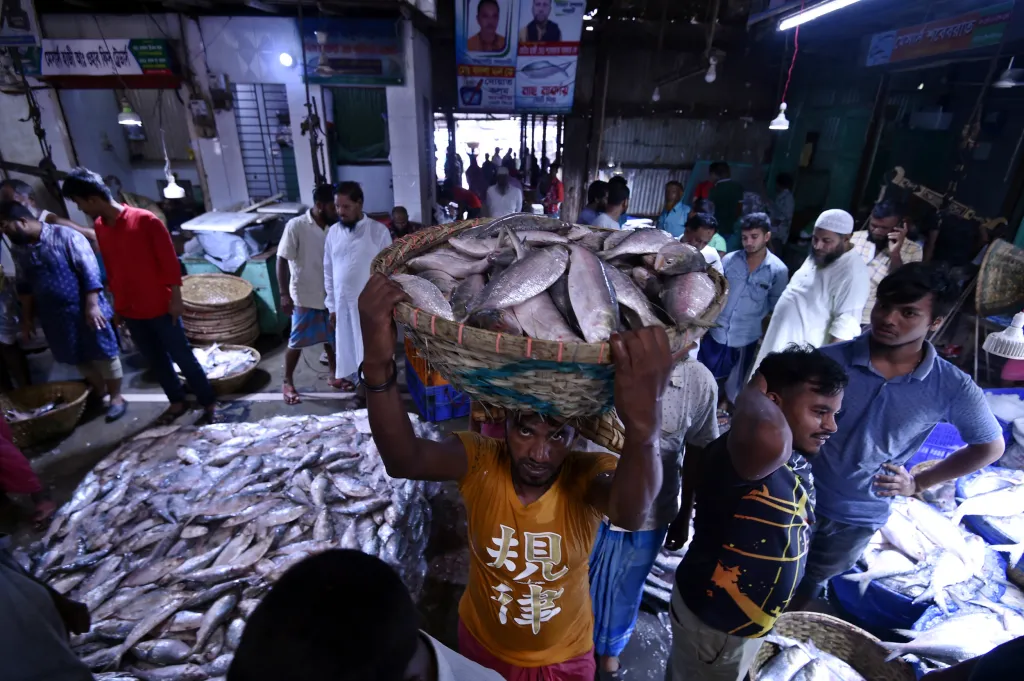 Obchodníci na rybím trhu ve městě Chandpur v Bangladéši se snaží prodat ryby, o které není zájem z důvodu vysoké ceny