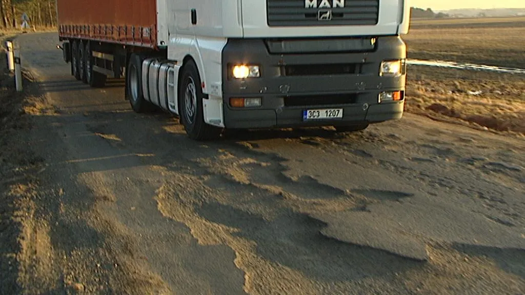 Kamionová doprava ničí silnice