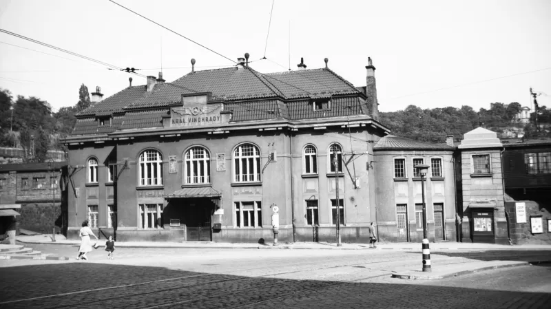 Snímek ze 40. let se od současné podoby liší hlavně názvem nádraží na budově (a absencí automobilů před ní). U kolejí je patrné zastřešení nástupiště.