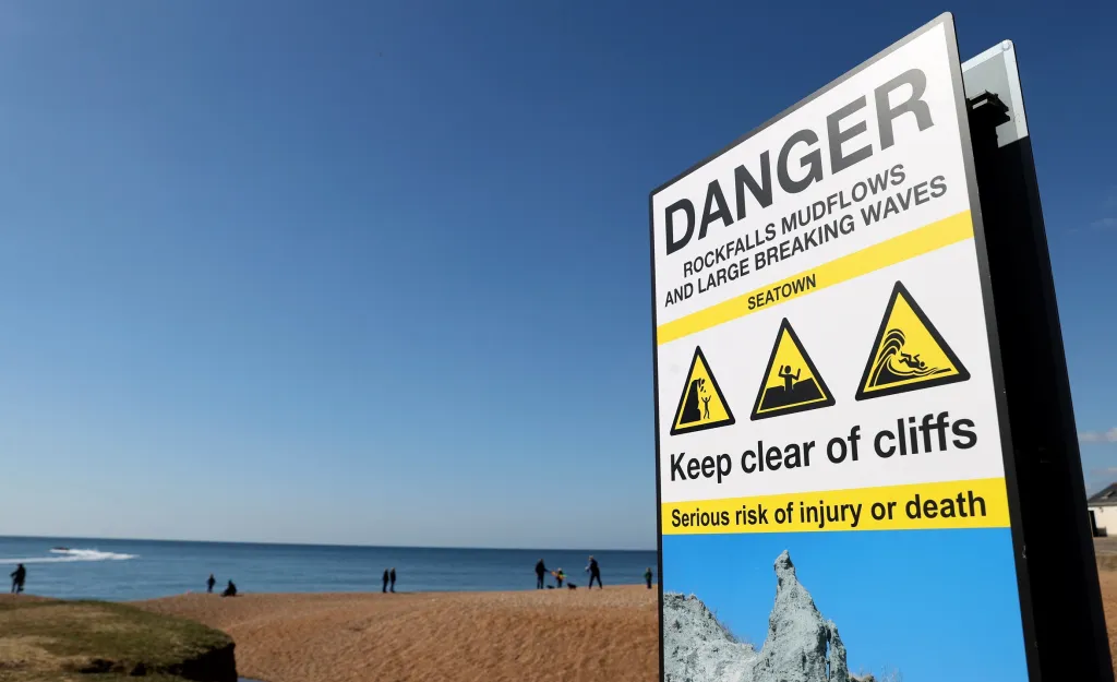 Lidé by se měli oblastem, ve kterých hrozí další sesuvy, vyhýbat - ukazuje cedule "Danger" (tj. nebezpečí)