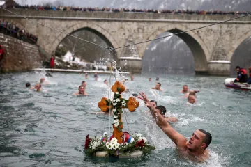 Led, kříže a víra. Pravoslavní křesťané oslavili příchod Tří králů