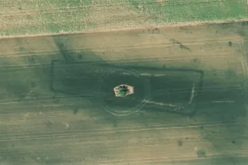 Pravěkou mohylu u hory Říp objevili archeologové díky barvě obilí. Ukrývala ostatky dítěte