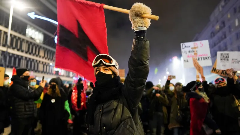 Účastníci demonstrace ve Varšavě