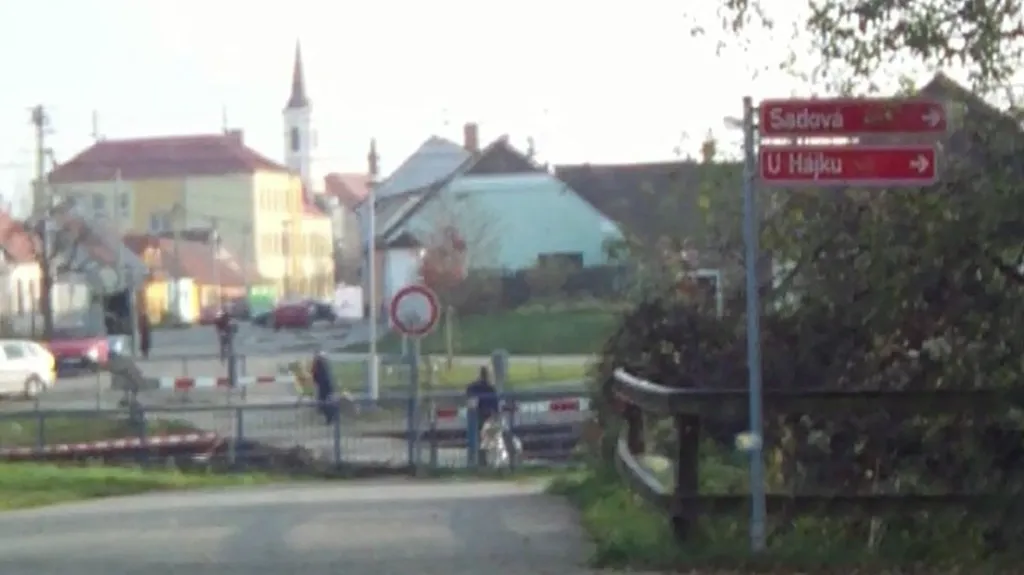 Senior riskoval hned dvakrát svůj život na přejezdu