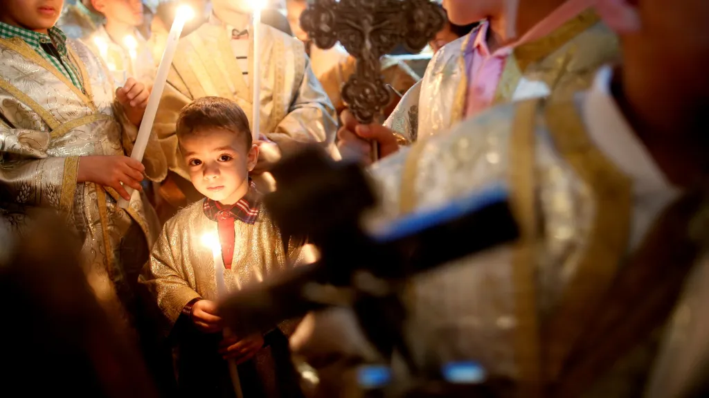 Palestinští křesťané na nedělní bohoslužbě v kostele Saint Porfirios v Gaze