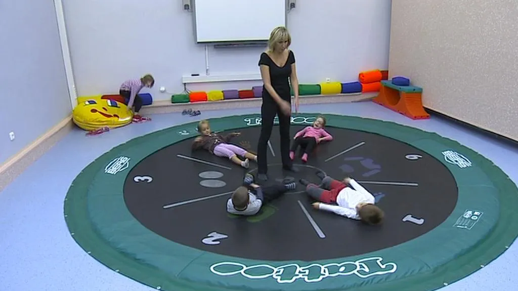 Postižené děti při cvičení na trampolíně