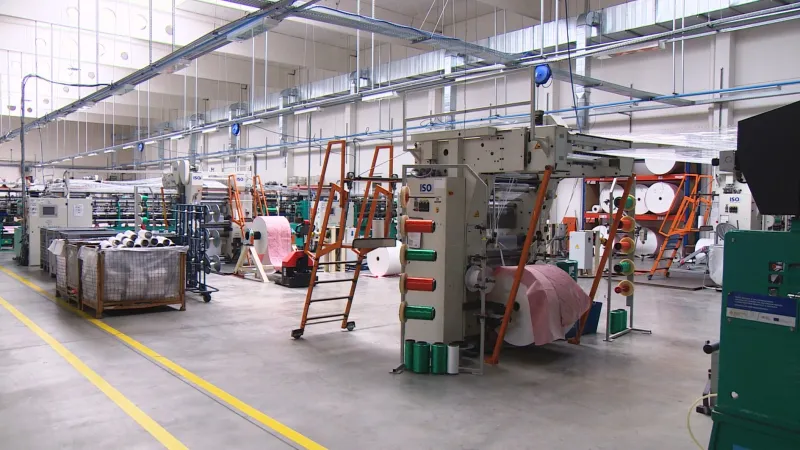 Kvůli nedostatku slámy se zastavil provoz jedné části textilky Juta