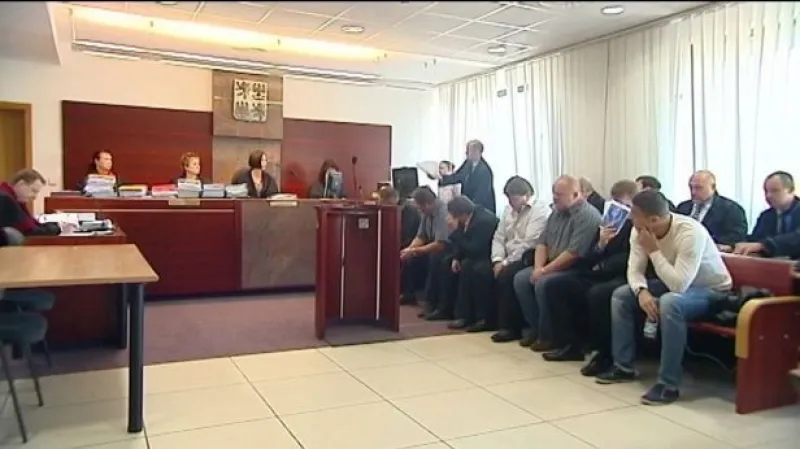 Bývalí strážní Věznice Heřmanice se zodpovídají z krádeží mědi