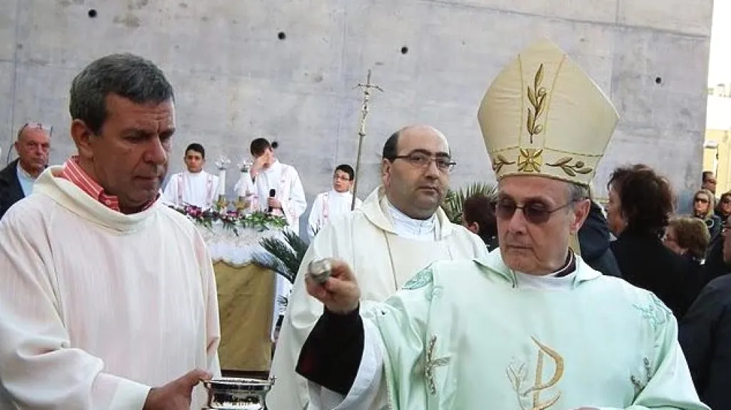 Sicilský biskup v rouchu od Armaniho