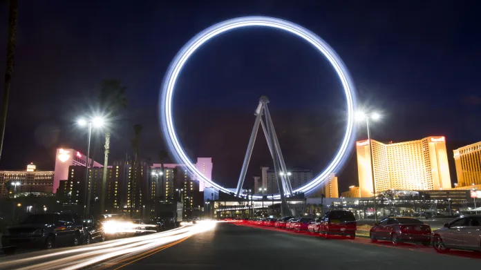 Kolo High Roller v Las Vegas je v současnosti největší na světě. Je vysoké 550 stop (168 metrů) a obíhá na něm 28 kabin, do kterých se celkem vejde 1120 lidí. Svezení na lasvegaském obřím kole trvá půl hodiny. V provozu je High Roller od roku 2014.