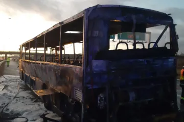 U dálnice D1 shořel autobus. Všichni cestující stihli vystoupit a nikdo se nezranil