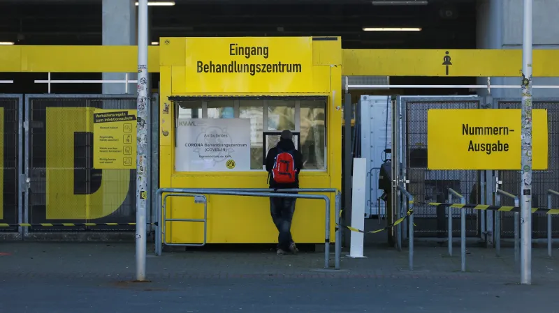 Provizorní testovací centrum zřízené na stadionu Borussie Dortmund
