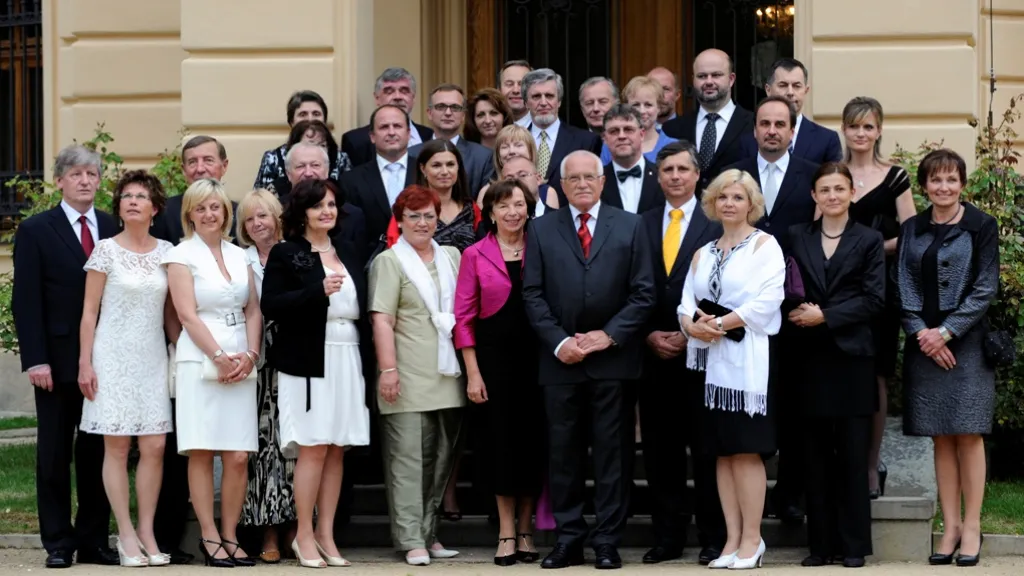 Prezidentský pár s představiteli vlády