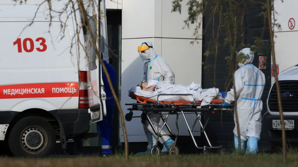 Moskevští zdravotníci převážejí pacienta s koronavirem