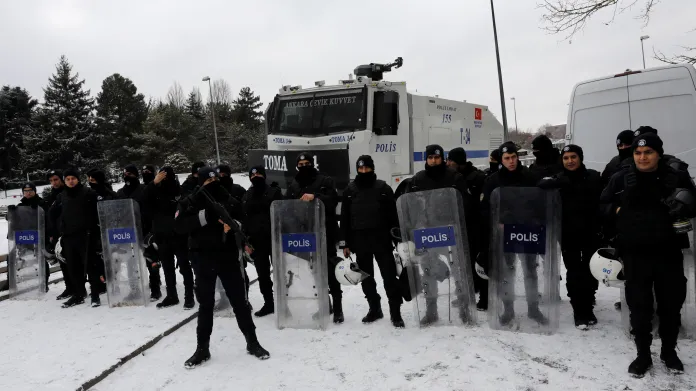 Policie před tureckým parlamentem