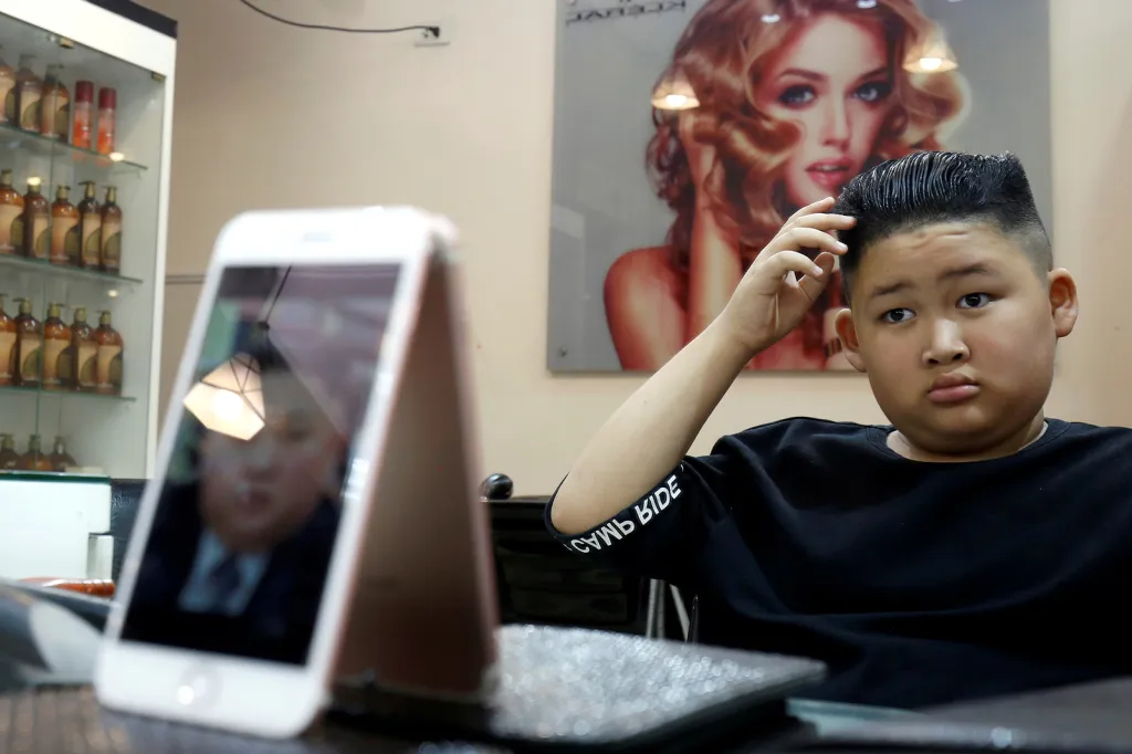 Devítiletý chlapec Gia Huy si v kadeřnickém salonu v Hanoji nechává udělat účes po vzoru severokorejského vůdce Kim čong-una