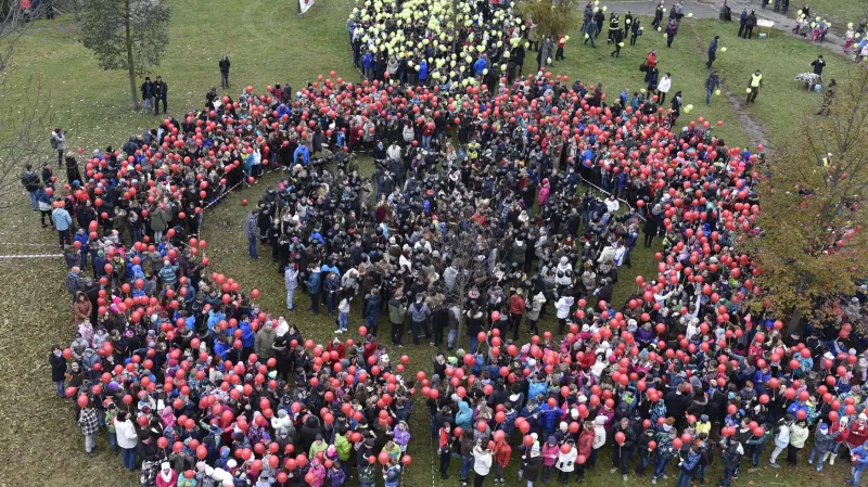 V Kyjově na Hodonínsku lidé uctili válečné veterány vytvořením obřího vlčího máku z nafukovacích balonků