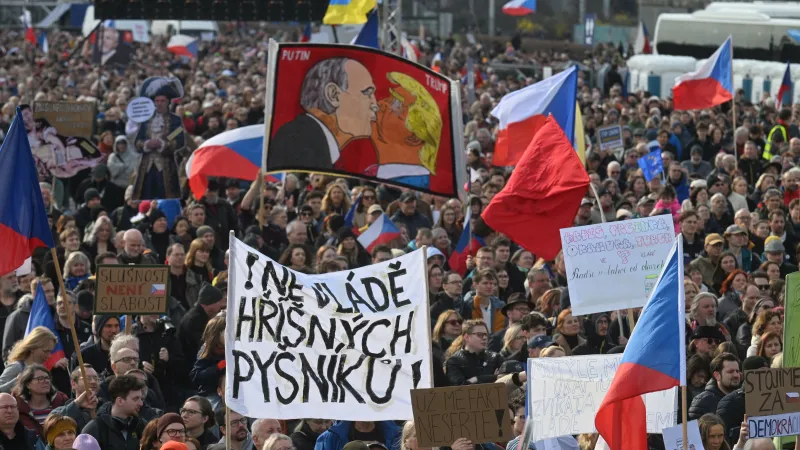 Lidé s transparenty na akci Nenecháme si ukrást budoucnost