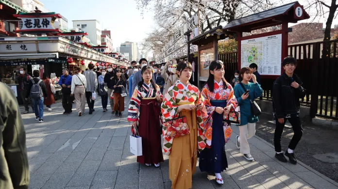 Situace v březnu chvíli po mém příjezdu. Ulice byly plné lidí a hromadně se oslavovaly svátky jara. Na fotografii jsou zachyceny ženy v tradičních kimonech na cestě do chrámu