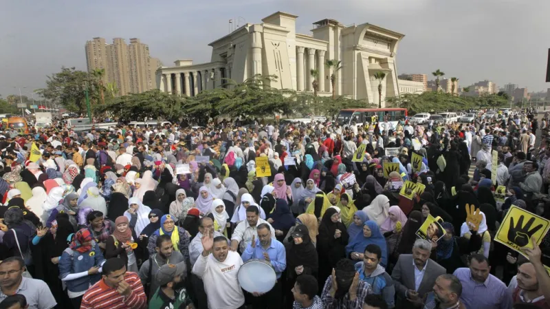 Demonstrace před soudem s Mursím
