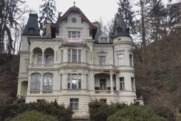 Vila zčásti patřící ruskému oligarchovi je na prodej za sto milionů, Reportéři ČT do ní nahlédli