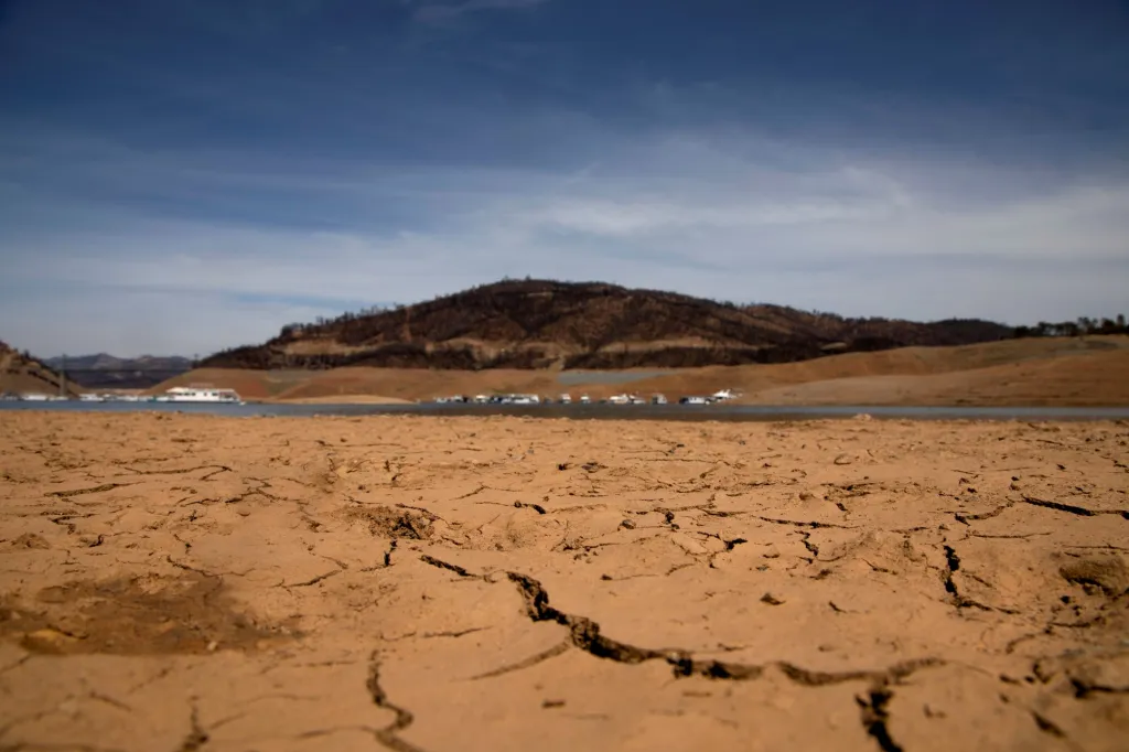 Nízká hladina vody v důsledku sucha je patrná v přehradě Hoover Dam poblíž Las Vegas a v nádrži Oroville na západním úpatí pohoří Sierra Nevada