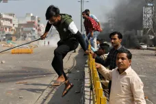 Zákon o občanství vyvolal v Dillí násilné nepokoje. Střetávají se skupiny muslimů a hinduistů