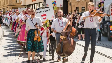 Slavnostní průvod stárků a chas z brněnských městských částí