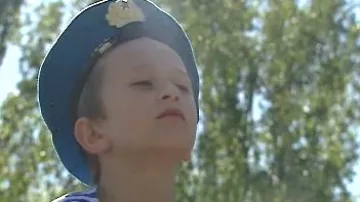 Chlapec s vojenským baretem