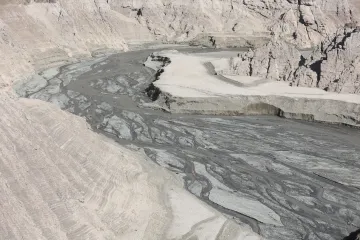 „Nultý den“ se blíží. Zoufalí Íránci se modlí a osévají mraky