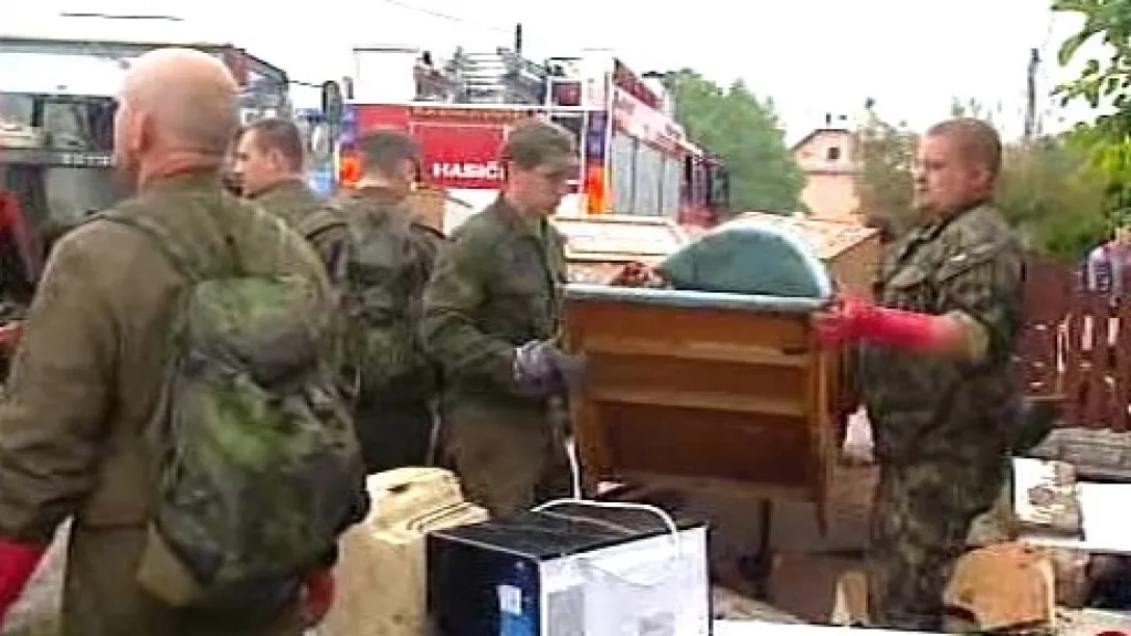 Vojáci odklízí následky záplav