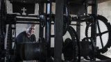Robert Drozda se stará o mechanický hodinový stroj 38 let. Každý den ve stejnou dobu vytahuje závaží, která mají dohromady 620 kilogramů.