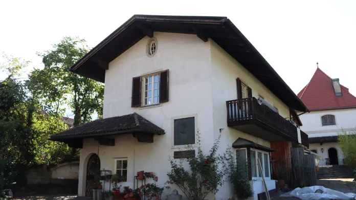 Dům s pamětní deskou spisovatele a novináře Karla Havlíčka Borovského v italském Brixenu, kde Havlíček v exilu bydlel v letech 1851-1855