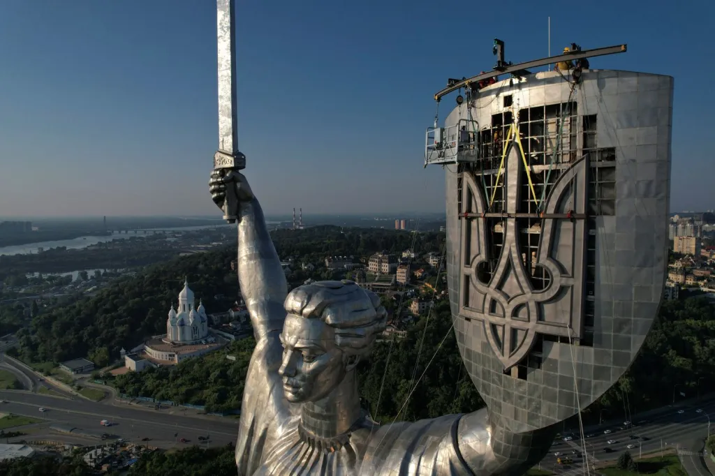 Ukrajina vyměnila sovětský emblém za svůj trojzubec