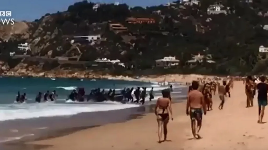Migranti na pláži ve Španělsku