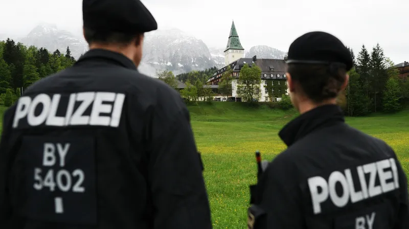 Policejní kontrola před zámkem Elmau