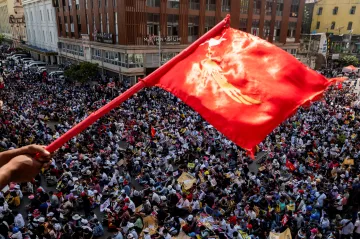 Lidé v Myanmaru opět vyšli do ulic, Su Ťij si u soudu vyslechla nové obvinění
