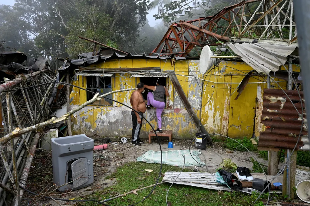 Operátor Carlos Bracho spolu se svou sestrou Erikou zachraňují svůj majetek z trosek domu, na který spadl během amerického útoku televizní a telefonní stožár