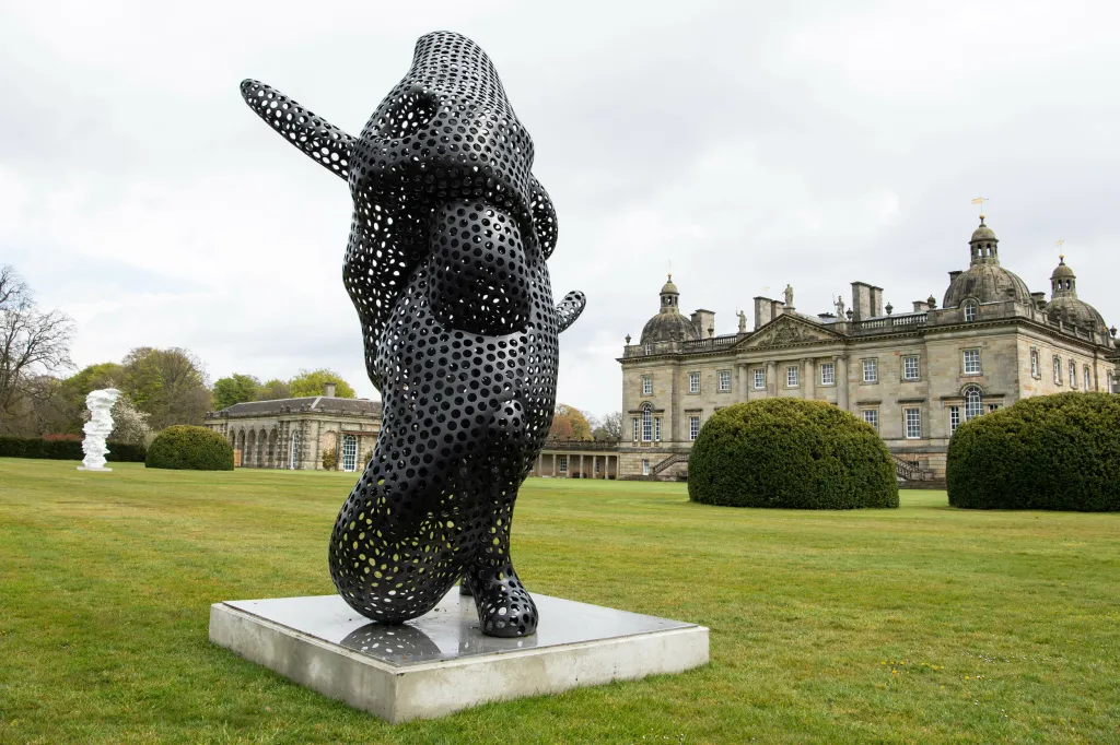 Anglické panství Houghton Hall v Norfolku připravilo ve spolupráci se sochařem Tonym Craggem souhrnnou výstavu jeho děl
