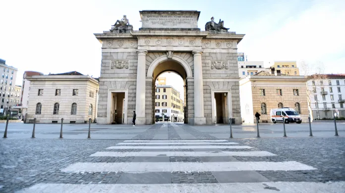 Garibaldiho brána v Miláně po vyhlášení karantény pro Lombardii