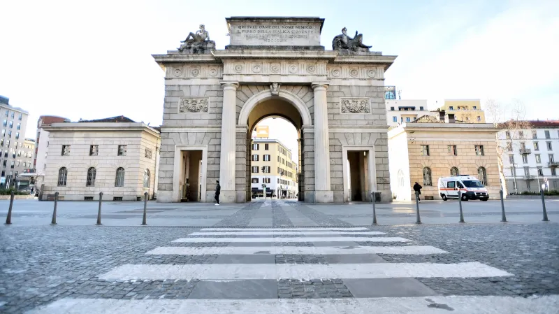 Garibaldiho brána v Miláně po vyhlášení karantény pro Lombardii
