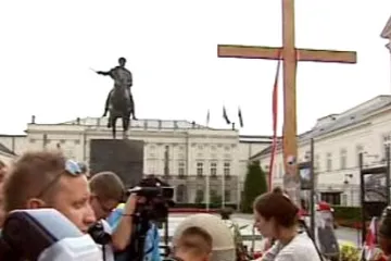 Sporný kříž už před palácem polského prezidenta nestojí