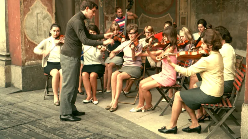 Jiří Bělohlávek diriguje dívčí orchestr, 1960