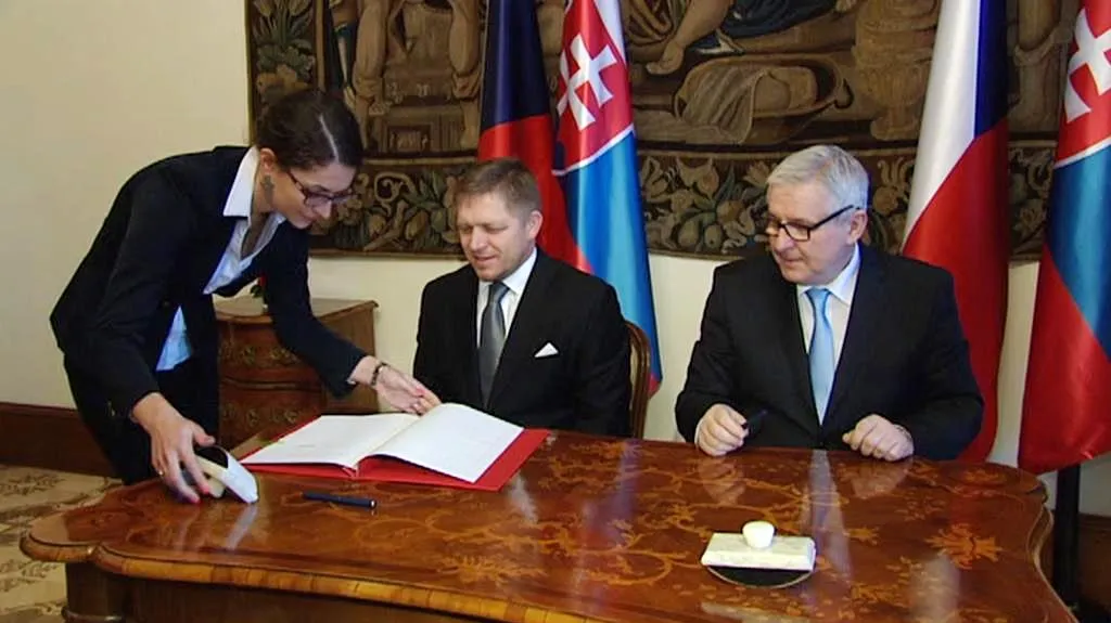 Fico a Rusnok při podpisu smlouvy