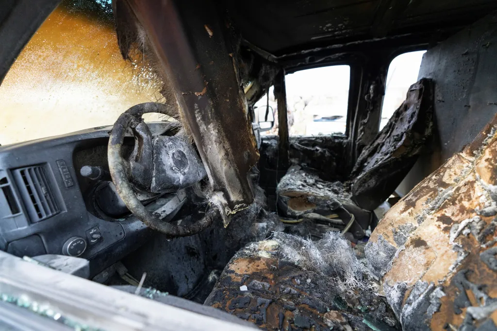 Nákladní vůz, který shořel během protestů