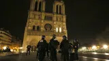 Policie před katedrálou Notre Damme