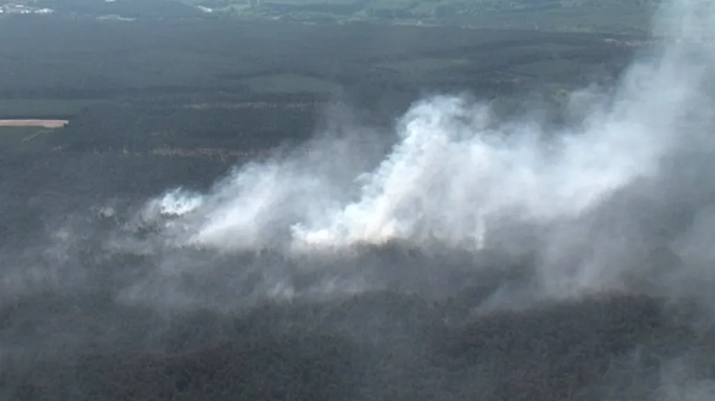 Dým nad lesem u Bzence