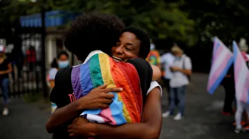 Členové komunity LGBT v San Salvadoru se objímají v rámci Mezinárodního dne proti homofobii. Ten připadá na 17. květen