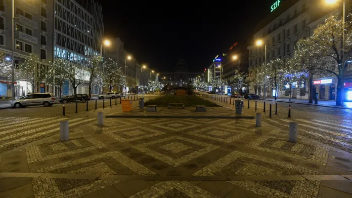 V roce 2020 se silvestr na veřejnosti prakticky neslavil, Václavské náměstí bylo zcela prázdné. Platil totiž noční zákaz vycházení.