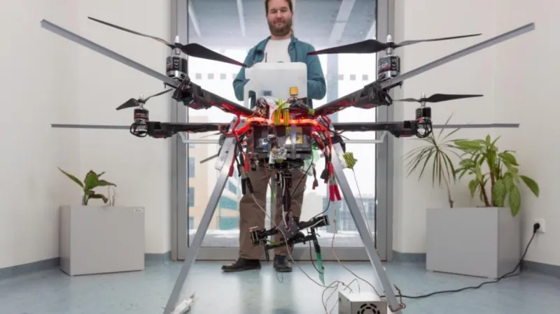 Dron ve spojení s vyhledávací technologií